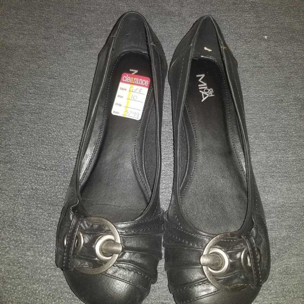 New in box women's size 10 shoes